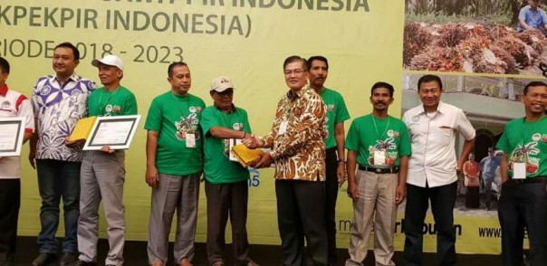 Dirut PTPN V Muhammad Yudayat menyerahkan penghargaan kepada perwakilan KUD Dayo Mukti dan KUD Karya Mukti.