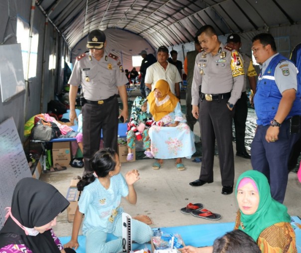 AKBP Restika saat mengecek korban yang mengungsi akibat banjir Rob.