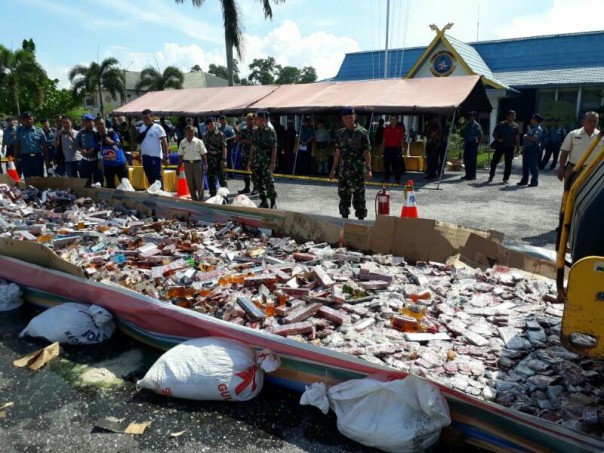 Danlanal Dumai bersama instansi terkait memusnahkan ribuan botol miras dan ribuan bungkus rokok ilegal, Jumat pagi. 