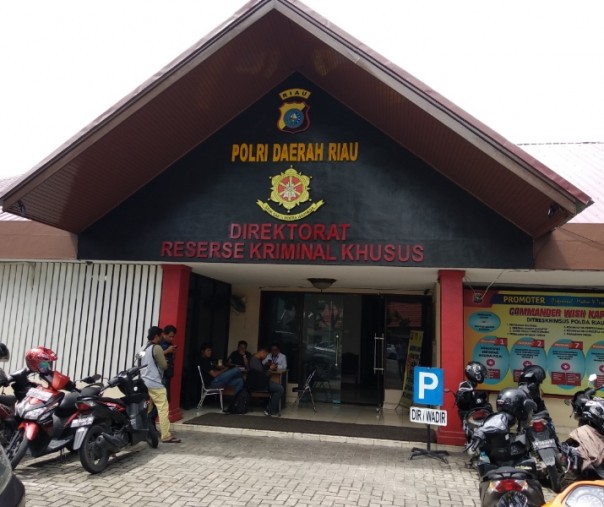 Kantor Direktorat Reskrimsus Polda Riau Jalan Gajahmada Pekanbaru.