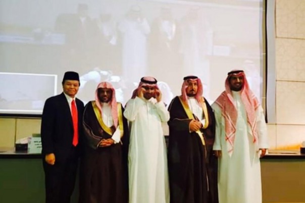 Hidayat Nur Wahid bersama Dewan Penguji Doktoral sebuah Universitas di Arab Saudi. 