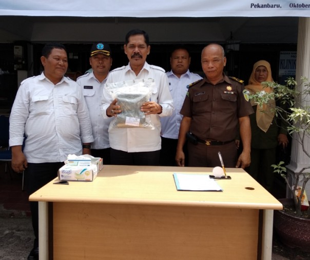 Kepala BNN Riau memimpin pemusnahan sekitar 2 Kg Ganja (Foto: Hadi/Riau1.com)