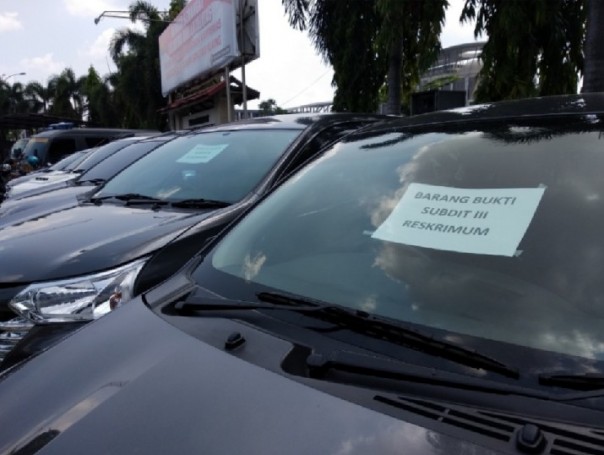 Beberapa barang bukti mobil hasil tipu-tipu SS dan TM yang disita Polda Riau (Foto: Hadi/Riau1.com)