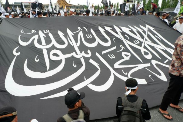 Aksi Bela Kalimat Tauhid oleh ribuan umat Islam di Pekanbaru, Riau, Kamis lalu dengan membawa bendera Kalimat Tauhid ukuran raksasa. 