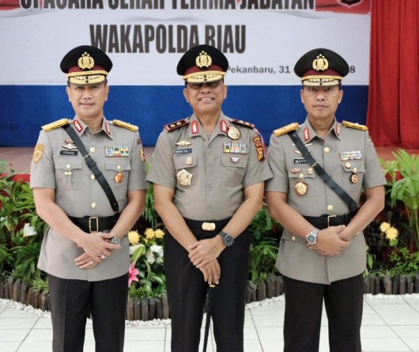 Kiri ke kanan: Brigjen HE Permadi, Kapolda Riau Irjen Widodo Eko Prihastopo dan Wakapolda Riau Brigjen Wahyu Widada (Foto: Humas Polda Riau)