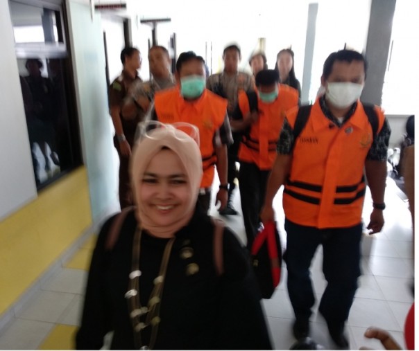 Ketiga tersangka saat akan ditahan, Kamis siang (Foto: Riau1.com/Hadi)