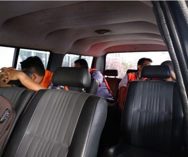 Keempat tersangka, saat berada di mobil tahanan Kejari Pekanbaru (Foto: Riau1.com/Hadi)