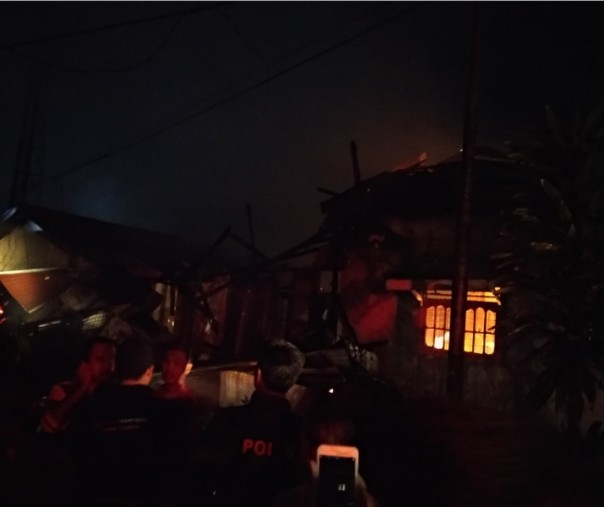 Sisa api yang hanguskan bangunan rumah di Jalan Dahlia Indah Pekanbaru, Jumat malam (Foto: Riau1.com/Hadi)