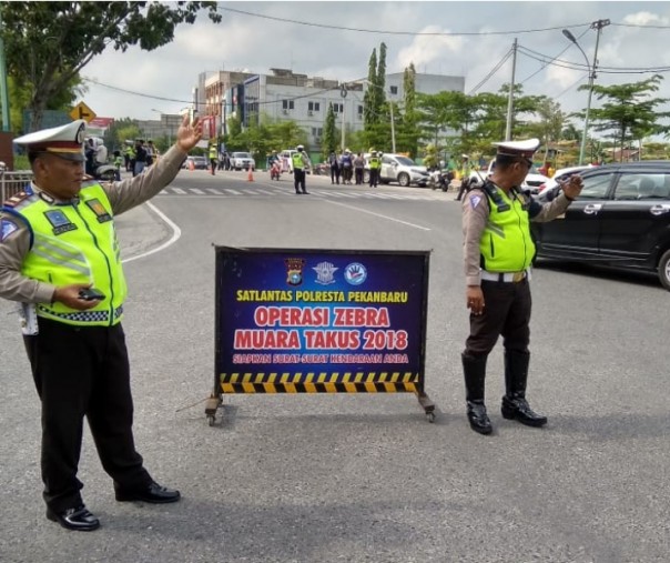 Razia polisi di Jalan Ahmad Yani - Juanda pada Senin pagi (Foto: Riandi)