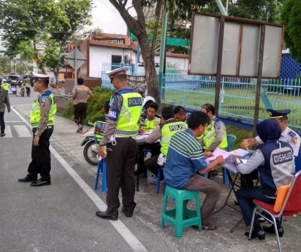 Razia polisi di Jalan Ahmad Yani - Juanda pada Senin siang (Foto: Riandi)