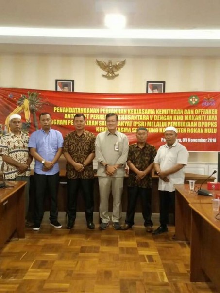 Dirut PTPN V Muhammad Yudayat bersama pengurus KUD Makarti Jaya. 