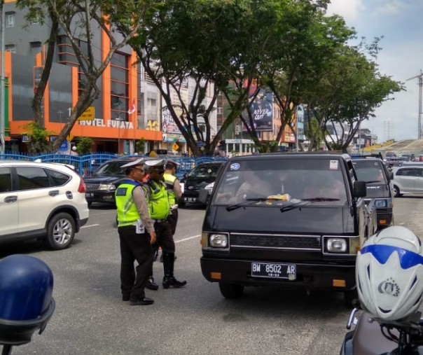 Razia polisi di Jalan Jenderal Sudirman Pekanbaru (Foto: Riandi/riau1.com)