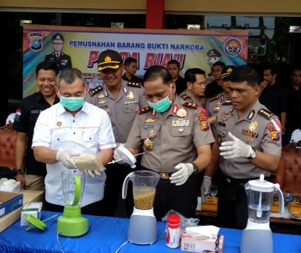 Pemusnahan Narkoba dalam jumlah besar yang digelar Polda Riau, Kamis siang (Foto: Riau1.com/Hadi)