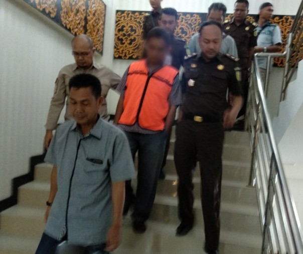SJ yang mengenakan rompi oranye saat akan ditahan ke Rutan Sialang Bungkuk Pekanbaru (Foto: Riau1.com/Hadi)