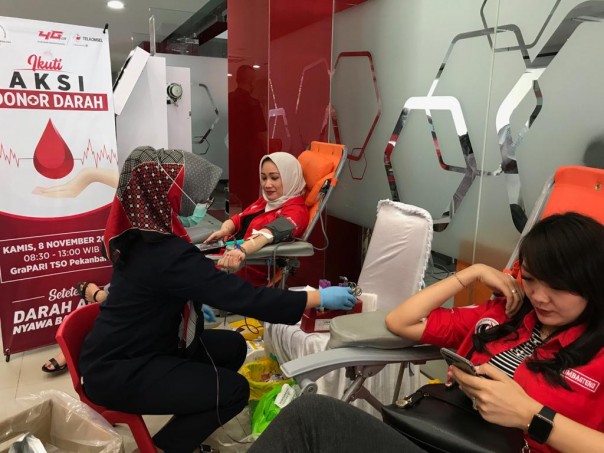 Aksi donor darah yang diselenggarakan oleh Persatuan Istri Karyawan Telkomsel (PERISKASEL) hari ini di GraPARI Sudirman Pekanbaru.   