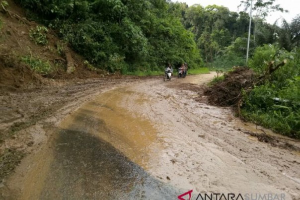 Jalan yang sempat tertimbun longsor di Talamau menuju Mandailing Natal sudah bisa dilewati, Jumat. 