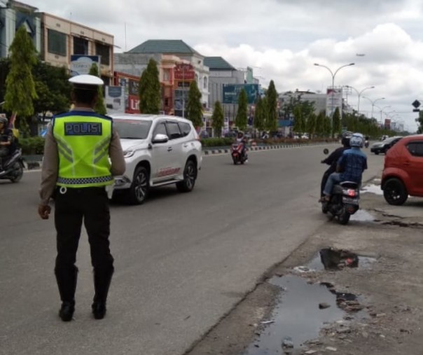 Razia polisi di Jalan Tuanku Tambusai Pekanbaru, Jumat siang (Foto: Riandi)