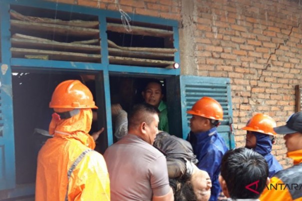 Petugas mengevakuasi korban tanah longsor di Pariaman, Jumat. 