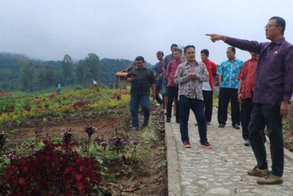 Wakil Bupati Solok Selatan Abdul Rahman dan rombongan meninjau lokasi wisata Camintoran. 