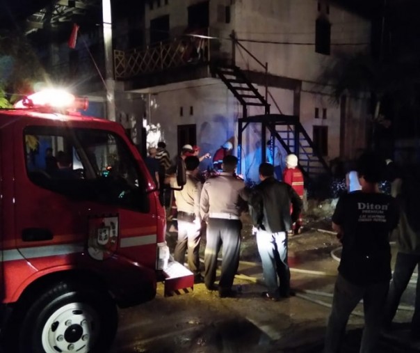 Kebakaran yang hanguskan enam petak mess karyawan PLN di Pekanbaru, Minggh malam (Foto: Humas Polresta Pekanbaru)