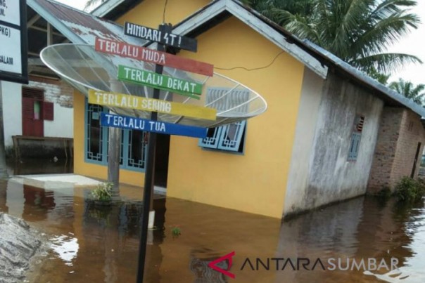Rumah warga terendam banjir di Tanjung Mutiara, Kabupaten Agam, Minggu. 