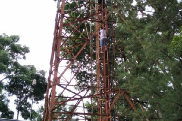 Petugas membujuk Rahman untuk turun dari Tower, Minggu. 