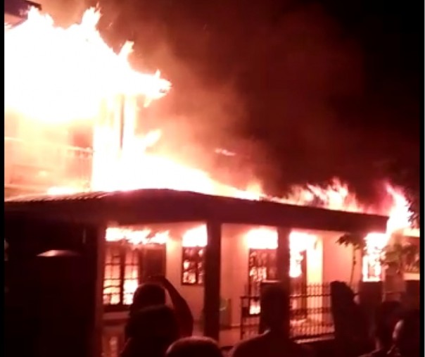 Kobaran api yang melahap dua rumah di Perumnas Rumbai Pesisir, Minggu malam (Foto: Damkar)