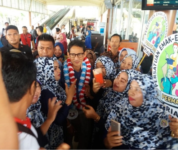 Sandiaga Uno disambut antusias oleh emak-emak di Bandara SSK II Pekanbaru, Senin pagi (Foto: Riandi)