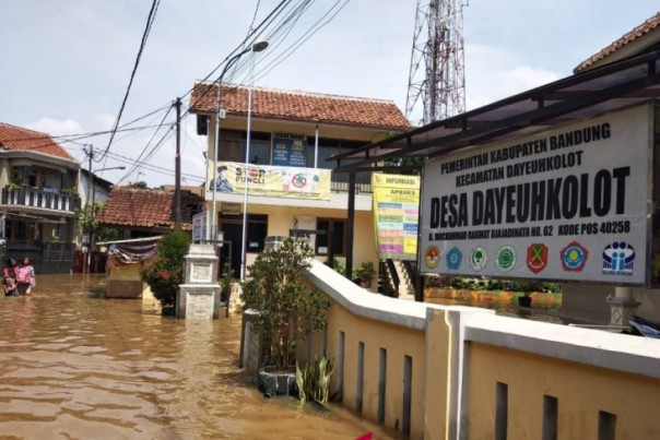 Kantor Desa Dayeuhkolot di Kabupaten Bandung terendam banjir, Senin. 