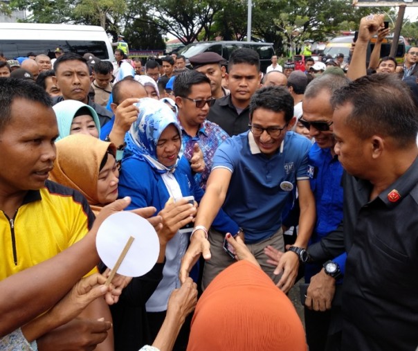 Sandiaga Uno jadi rebutan saat berkunjung ke Pasar Pagi Panam, Senin (Foto: Riau1.com/Hadi)