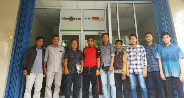Manajemen Riau24.Com Grup bersama tenaga pengajar UIN Suska Riau dan mahasiswa yang telah merampungkan program magang. Foto: ist