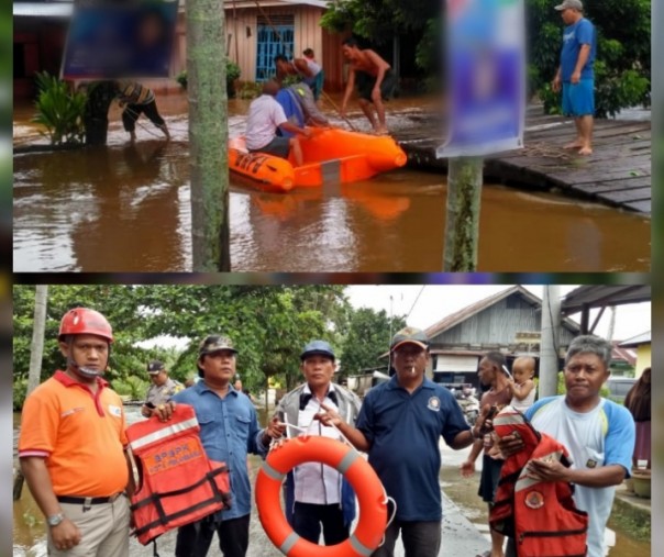 Regu Damkar Kota Pekanbaru di lokasi banjir