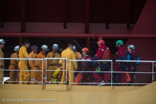 Enam Aktivis Greenpeace yang ditahan saat menduduki kapal tanker pengangkut minyak sawit milik PT Wilmar. 
