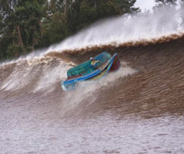 Kapal kayu melawan ombak Bono (Foto Ilustrasi)