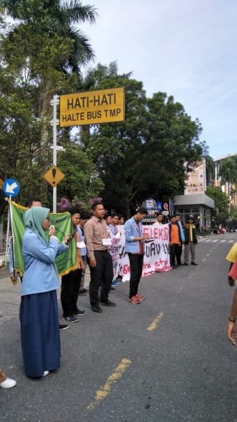 Peringati Hari Guru, BEM Universitas Riau Gelar Aksi Teatrikal Guru di Area CFD