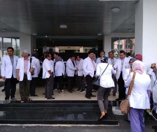 3 Rekan Mereka Ditahan, Puluhan Dokter Datangi Kejari Pekanbaru