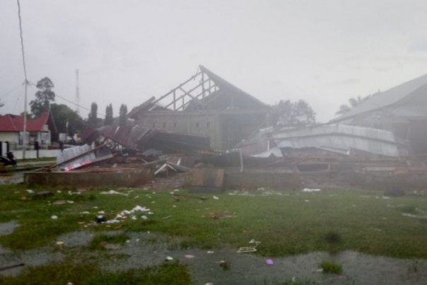 Ilustrasi bangunan rusak akibat angin puting beliung. 