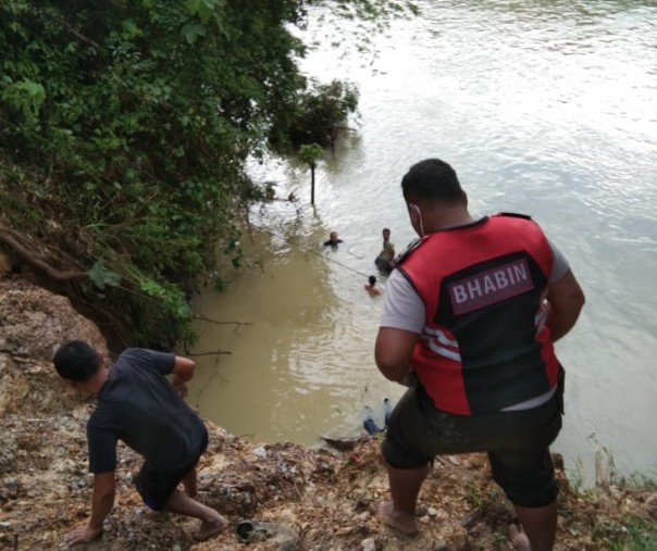 Proses evakuasi Innova terjun ke sungai di Rantau Berangin