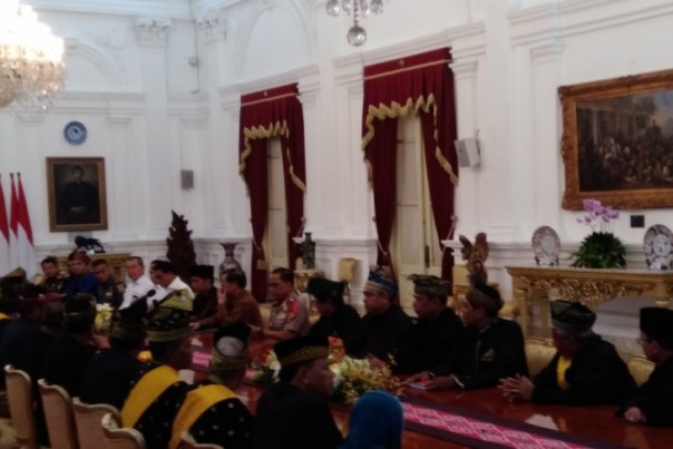 Suasana pertemuan Gubernur Riau dan 31 pengurus LAM Riau dengan Presiden Jokowi di Istana Merdeka, Selasa. 