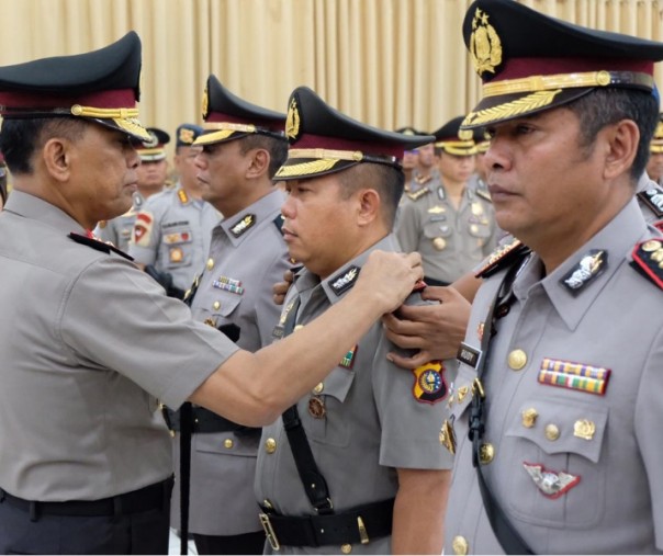 Kapolda Riau, memimpin Sertijab empat pejabat utamanya, Rabu pagi (Foto: Humas)