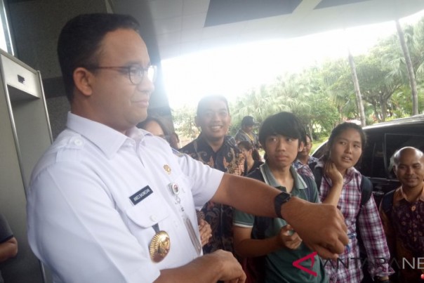 Anies Baswedan memperlihatkan jam tangan yang murah meriah. 