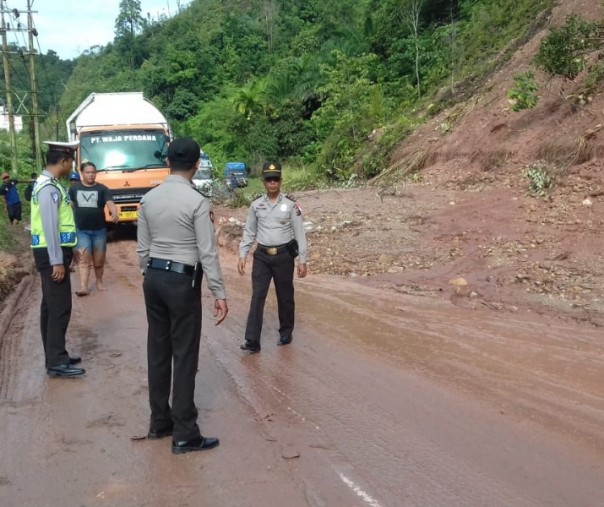 Kondisi longsor yang menutupi sebagian ruas jalan di XIII Koto Kampar, Kamis pagi