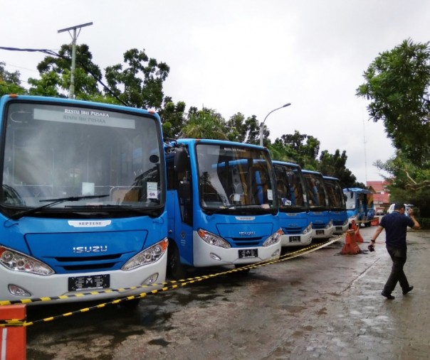 Sepuluh bus bantuan Kemenhub untuk Dishub Pekanbaru diparkir di halaman kantor walikota. Foto: Surya/Riau1.