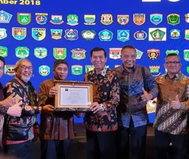Wali Kota Pekanbaru Firdaus foto bersama usai menerima penghargaan dari Menteri Perdagangan di Bandung. Foto: Istimewa.