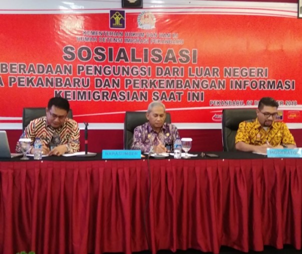 Kepala Rudenim Pekanbaru Junior Sigalingging (kiri) dalam sosialisasi keberadaan pengungsi luar negeri di Hotel Pangeran Pekanbaru, Jumat (7/12/2018). Foto: Surya/Riau1.