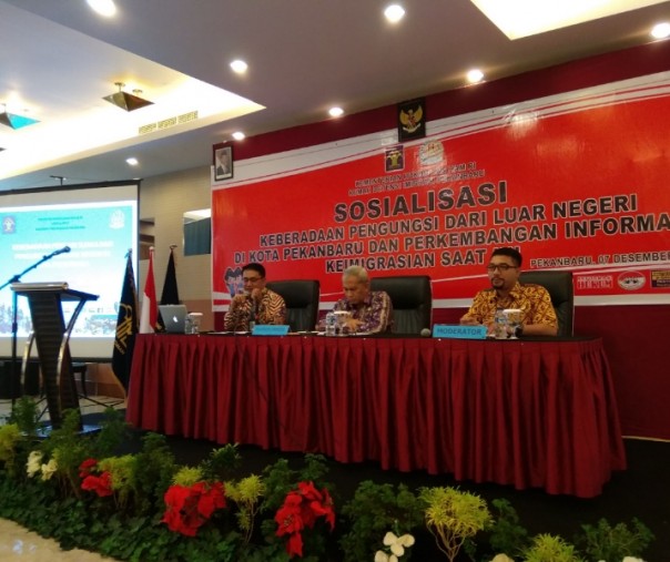Kepala Rudenim Pekanbaru Junior Sigalingging (kiri) dalam sosialisasi keberadaan pengungsi luar negeri di Hotel Pangeran di Pekanbaru, Riau, beberapa hari lalu. Foto: Surya/Riau1.