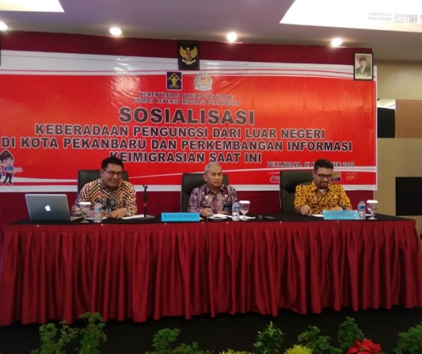 Kepala Rudenim Pekanbaru Junior Sigalingging dalam sosialisasi keberadaan pengungsi luar negeri di Hotel Pangeran di Pekanbaru. Foto: Surya/Riau1. 