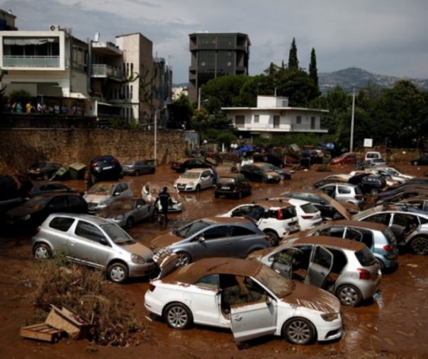 Mobil-mobil rusak akibat banjir bandang di pinggiran kota Marousi, dekat Athena, Yunani. Foto: Reuters.