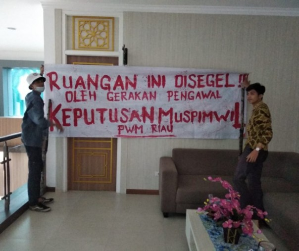 IMM saat menyegel ruang rektor Umri, Senin pagi