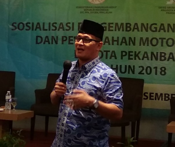 Anggota Komisi VII DPR RI Sayed Abubakar Assegaf dalam sosialisasi pengembangan bank sampah dan penyerahan motor sampah di ruang pertemuan Hotel Premier, Pekanbaru, Riau, Senin (10/12/2018). Foto: Surya/Riau1.
